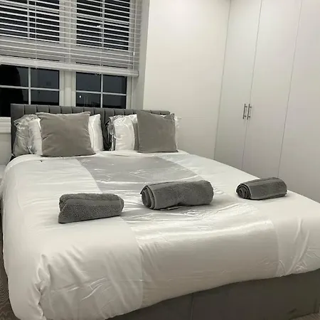 1 Bed High Quality Modern Flat Apartmán *