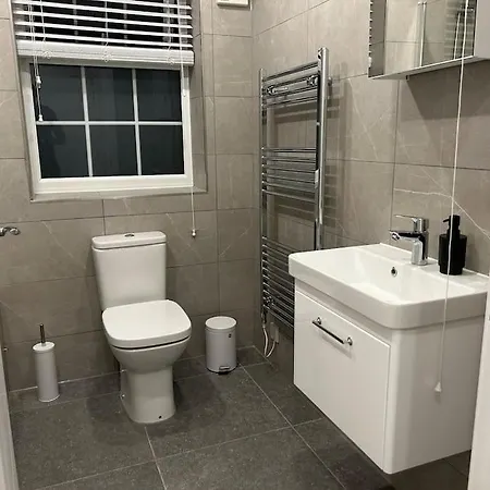 1 Bed High Quality Modern Flat Edgware