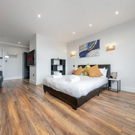 3 West Brand New Loft * London