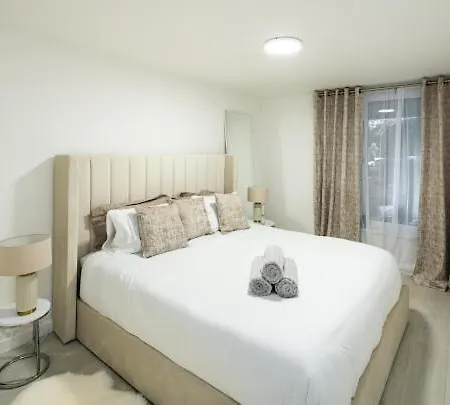 New Modern Hybrid 4 Bedroom 7 Bed 9 Guest Capacity Apartman London