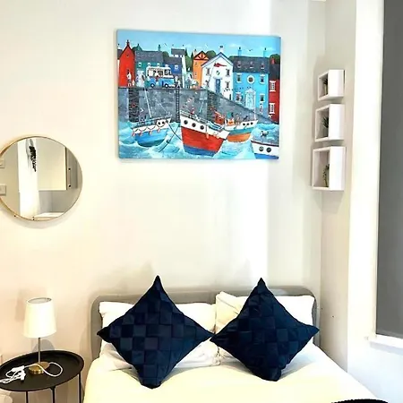 ゲストハウス Stays Near Heathrow Ub2 *