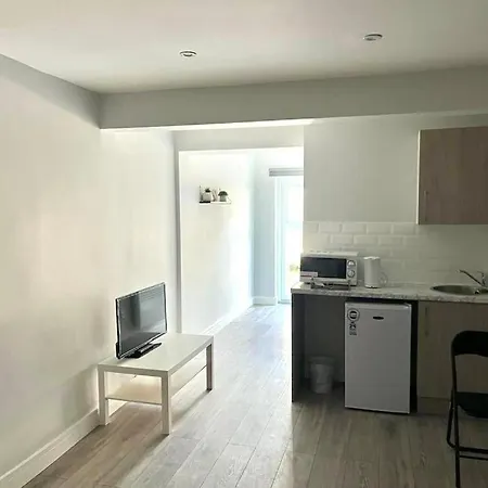 Stays Near Heathrow Ub2 ゲストハウス
