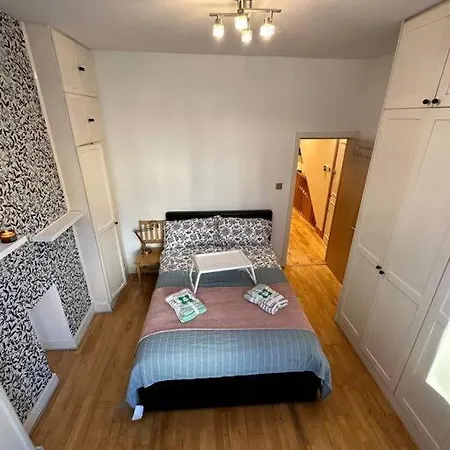 Cozy 2 Bed Flat ! Amazing Bath! London