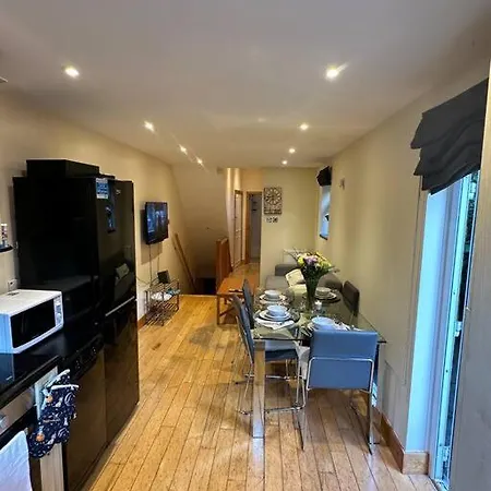 Cozy 2 Bed Flat ! Amazing Bath! *