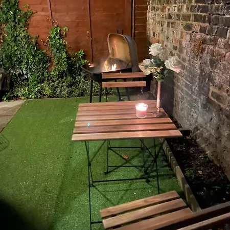 Cozy 2 Bed Flat ! Amazing Bath! *