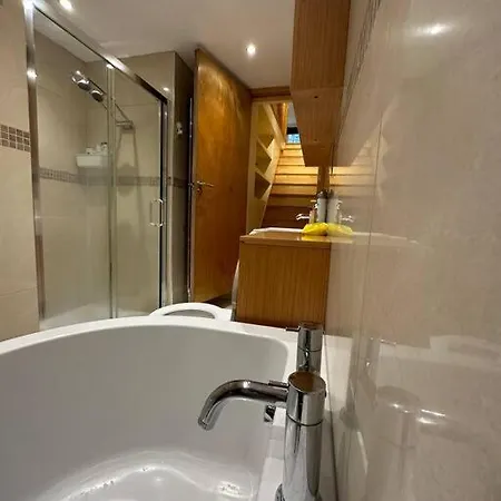 Cozy 2 Bed Flat ! Amazing Bath!