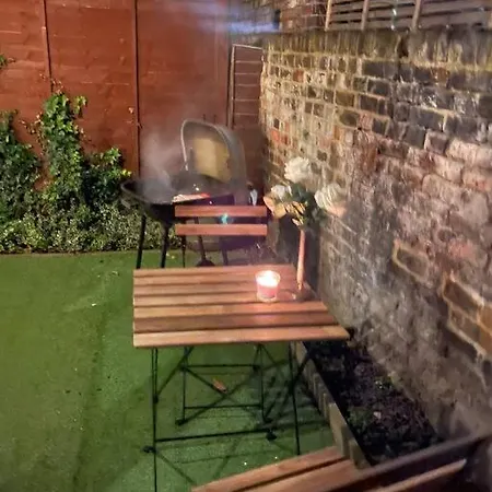 Cozy 2 Bed Flat ! Amazing Bath! Apartman