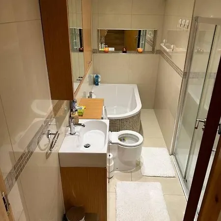 Cozy 2 Bed Flat ! Amazing Bath! London