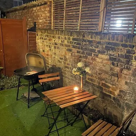 Cozy 2 Bed Flat ! Amazing Bath! *