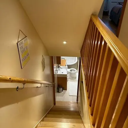 Cozy 2 Bed Flat ! Amazing Bath! * London