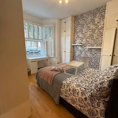 Cozy 2 Bed Flat ! Amazing Bath! Apartment