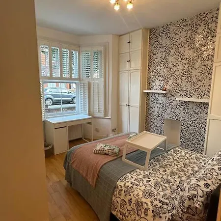 Apartment Cozy 2 Bed Flat ! Amazing Bath! *