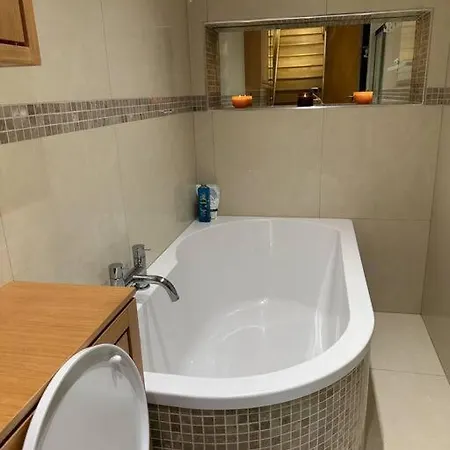 Apartment Cozy 2 Bed Flat ! Amazing Bath! London