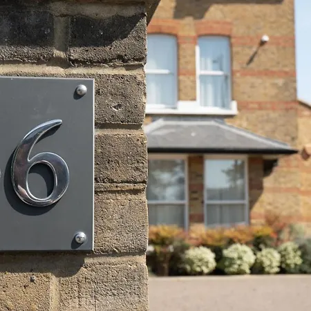 Teddington Lodge * Teddington
