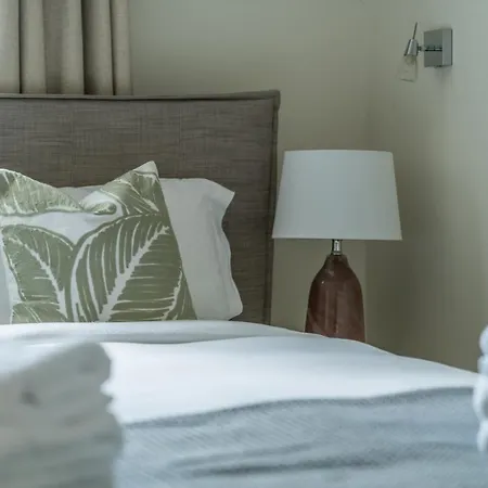 Luxury 2 Bedroom On Portobello Road Apartment *