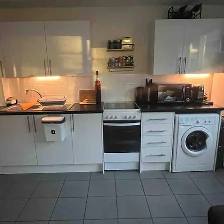 Lovely Flat By Chelsea Harbour Apartment