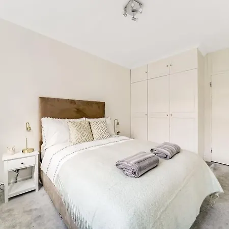 Unique 2 Bed 2 Bath Victorian Flat Regents Park London