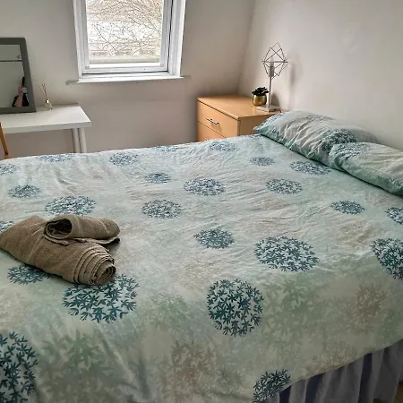 Redecorated Double With Shared Bathroom -rm3
