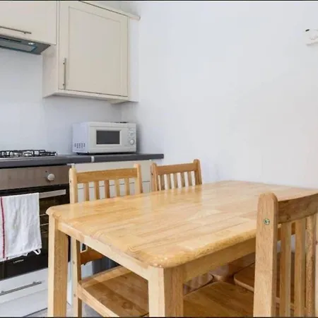 Redecorated Double With Shared Bathroom -rm3 * London