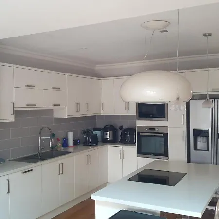 Family With Easy Commute To London! Bed & Breakfast