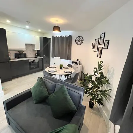 2 Bedroom Flat *