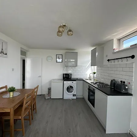 Lovely 3-bed In Apartment London