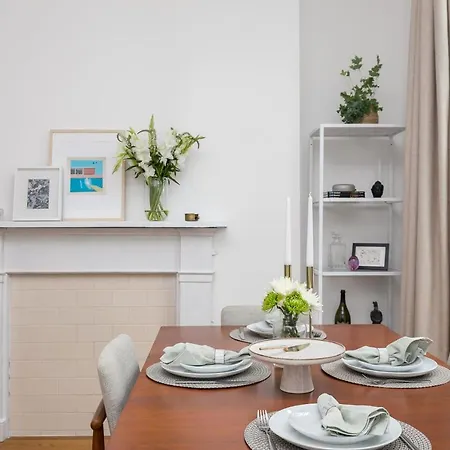 Light Filled With View Of Regents Park Apartment