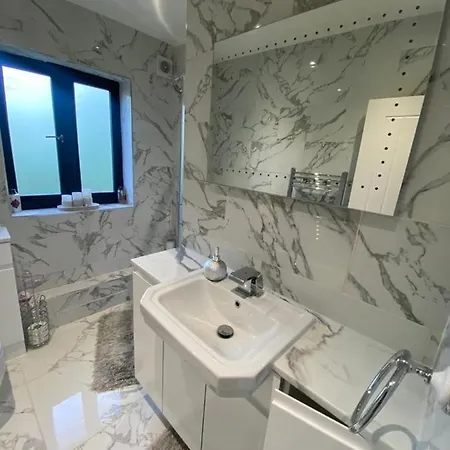 Twin/king Private Bedrooms In Beautiful Homestay With Private Parking Homestay London