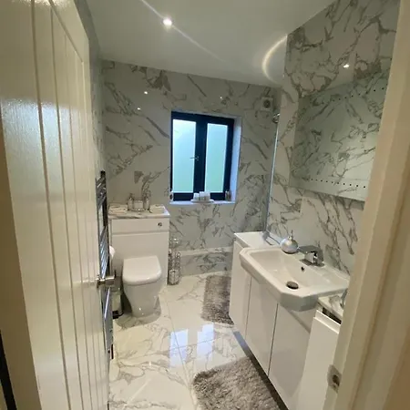 Twin/king Private Bedrooms In Beautiful Homestay With Private Parking London