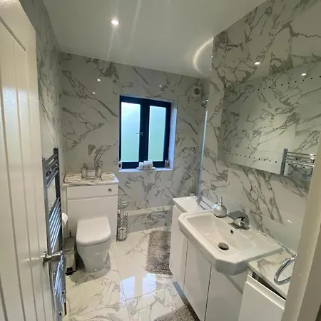 Twin/king Private Bedrooms In Beautiful Homestay With Private Parking * London