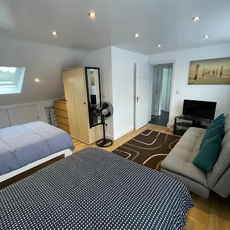 Luxurious & Spacious With Parking Close To London Harold Wood