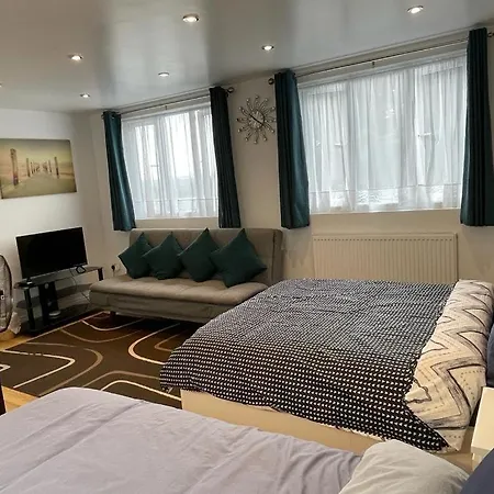 Luxurious & Spacious With Parking Close To London * Harold Wood