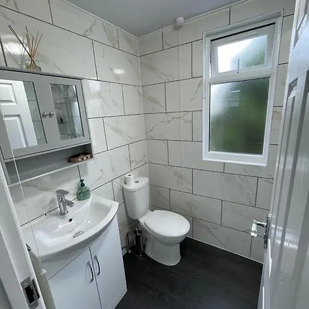 Apartment Luxurious & Spacious With Parking Close To London *