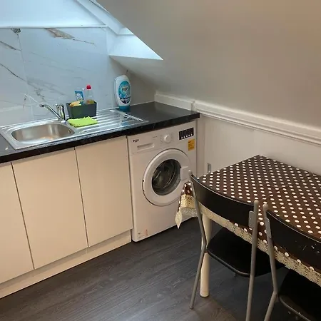 Luxurious & Spacious With Parking Close To London Apartment *