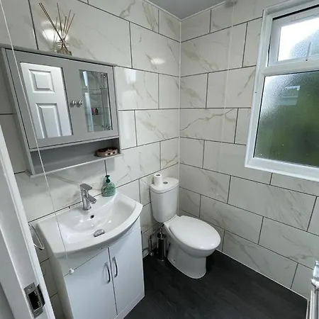 Luxurious & Spacious With Parking Close To London Apartment