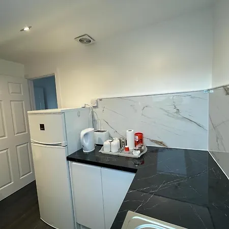 Luxurious & Spacious With Parking Close To London Apartment *