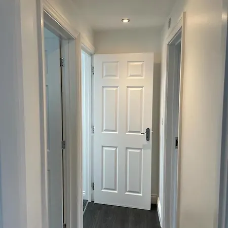 Luxurious & Spacious With Parking Close To London Apartment