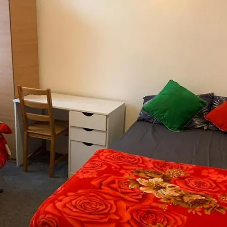 Guest house Luxury Extra Large Double Bedroom Near The St Street