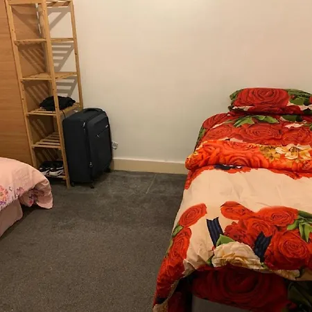 Guest house Luxury Extra Large Double Bedroom Near The St Street