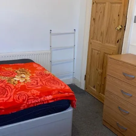 Luxury Extra Large Double Bedroom Near The St Street *