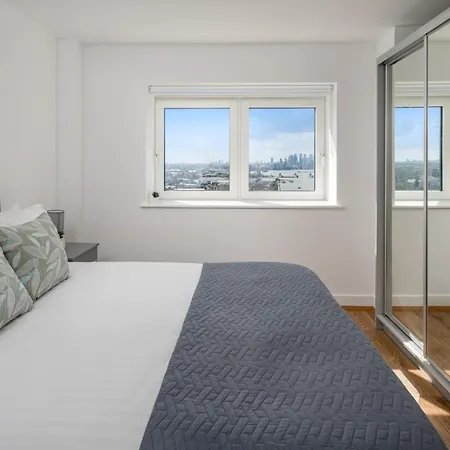 Skyvillion - Skyview Overseeing River Thames By Woolwich Ferry, Near Excel, O2 Arena, Airport, Free Wifi & Free Onsite Parking, Fantastic Rates For Longer