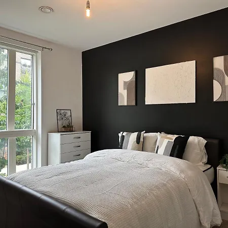 Deluxe Spacious Near Bridge! Homestay London