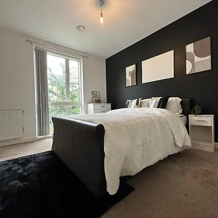 Deluxe Spacious Near Bridge! London