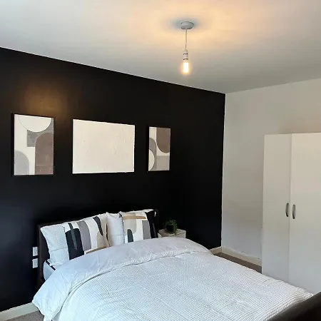 Deluxe Spacious Near Bridge! London