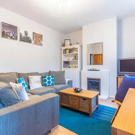 Modern & Cozy 1bdr Wexcellent Travel Links * London