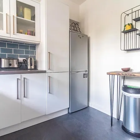 Modern & Cozy 1bdr Wexcellent Travel Links Apartment *
