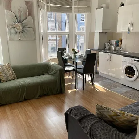 Large, Bright And Spacious 3 Bed Flat In Apartment *