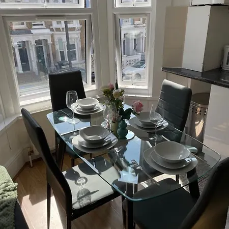 Large, Bright And Spacious 3 Bed Flat In