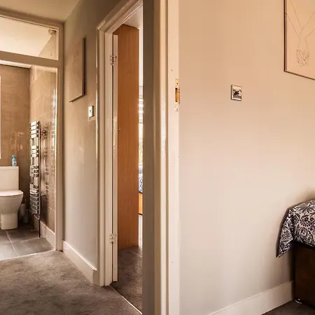 Luxury Affordable Business With Pool Table * Enfield