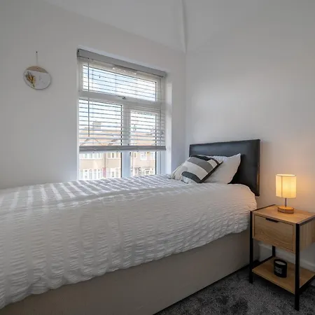 Modern 5 Bed In Ealing, Free Driveway Parking, Sleeps 8 Casa vacanze Harrow on the Hill
